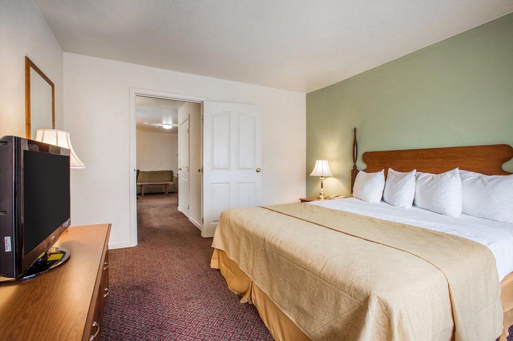 Quality Inn & Suites Туларе Екстер'єр фото