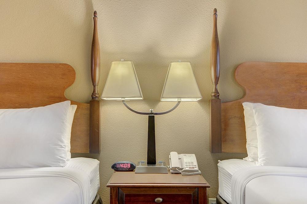 Quality Inn & Suites Туларе Екстер'єр фото