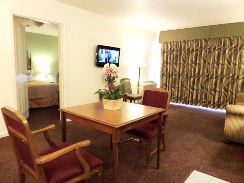 Quality Inn & Suites Туларе Екстер'єр фото